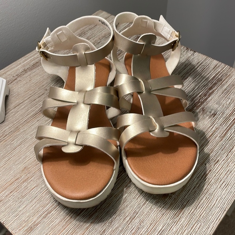 The children’s place girls sandal size 4 in gold